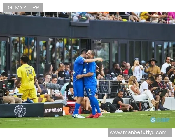 维尼修斯双响助力球队胜利分享伯纳乌的精彩时刻与球迷共庆